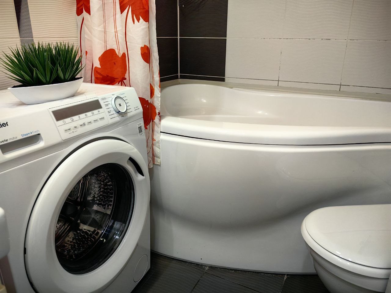 Ванна широкая и удобная, необычной изогнутой формы.