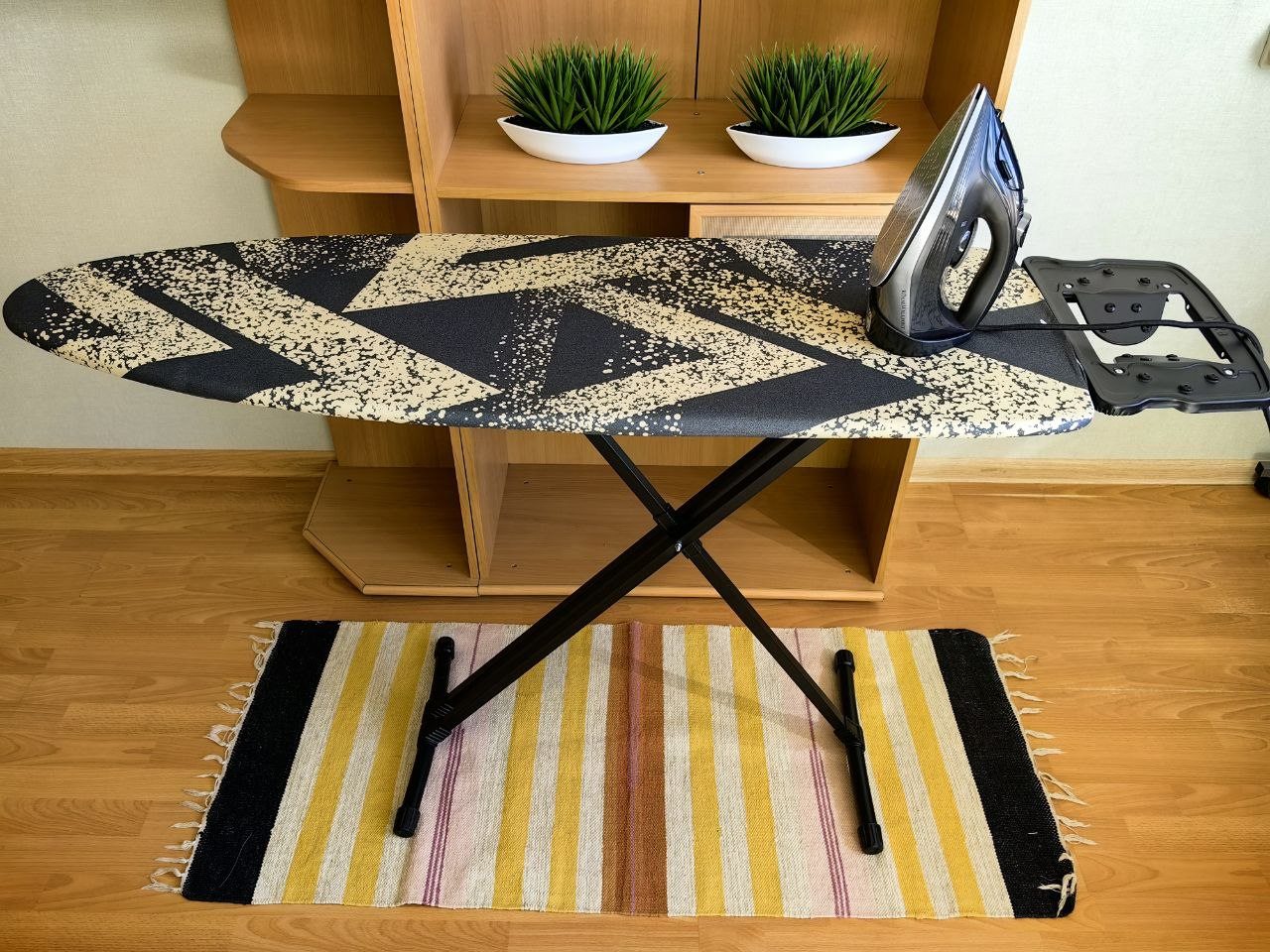 Гладильная доска с утюгом предоставляется бесплатно.