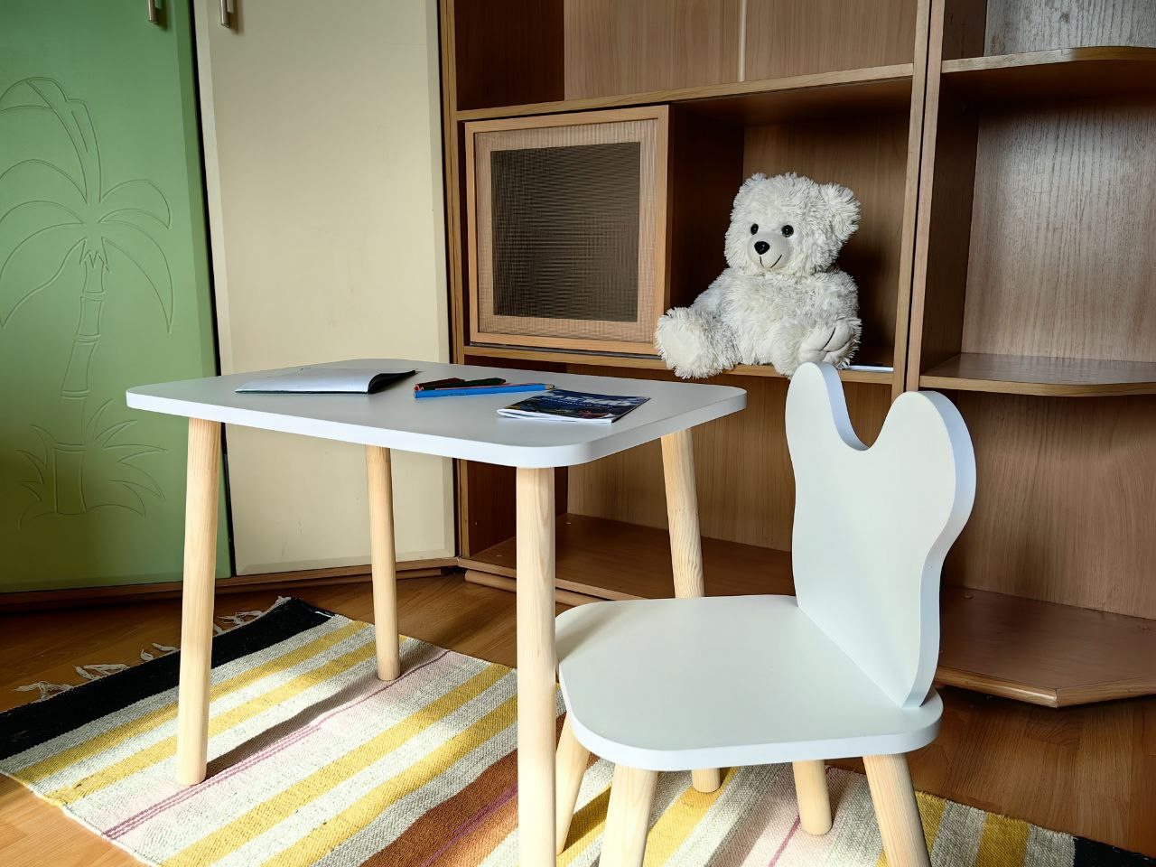 Детский стол и стул предоставляются по запросу.