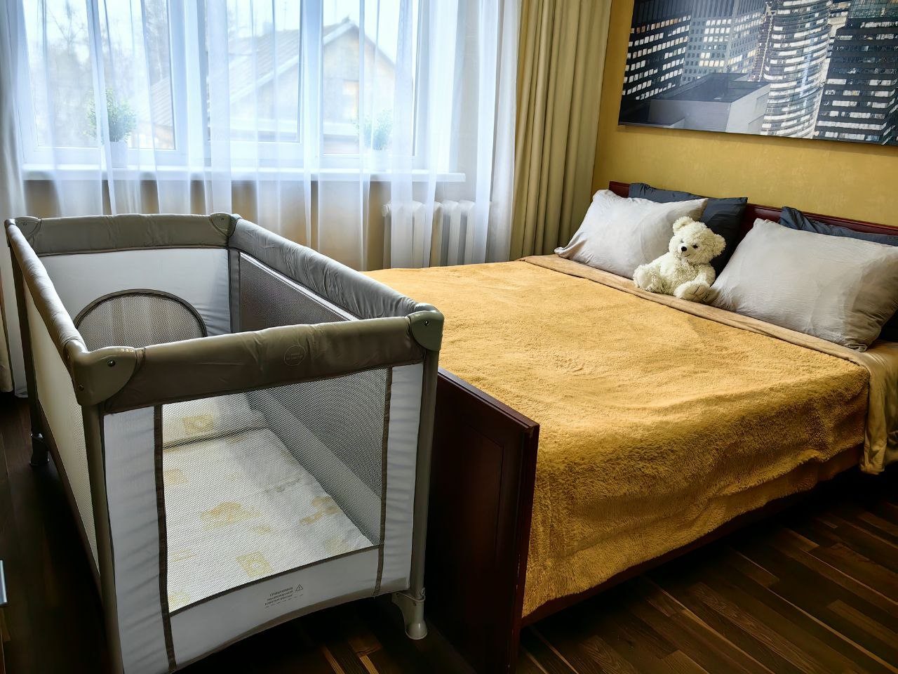 Детская кровать-манеж предоставляется по запросу.