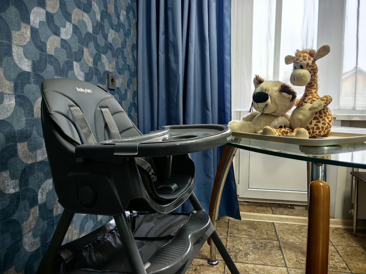 Стульчик для кормления предоставляется по запросу.