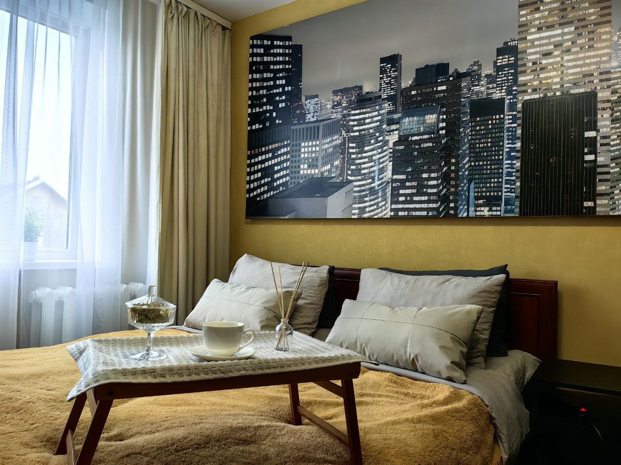 Большая спальная комната с кроватью 160 на 200 см.