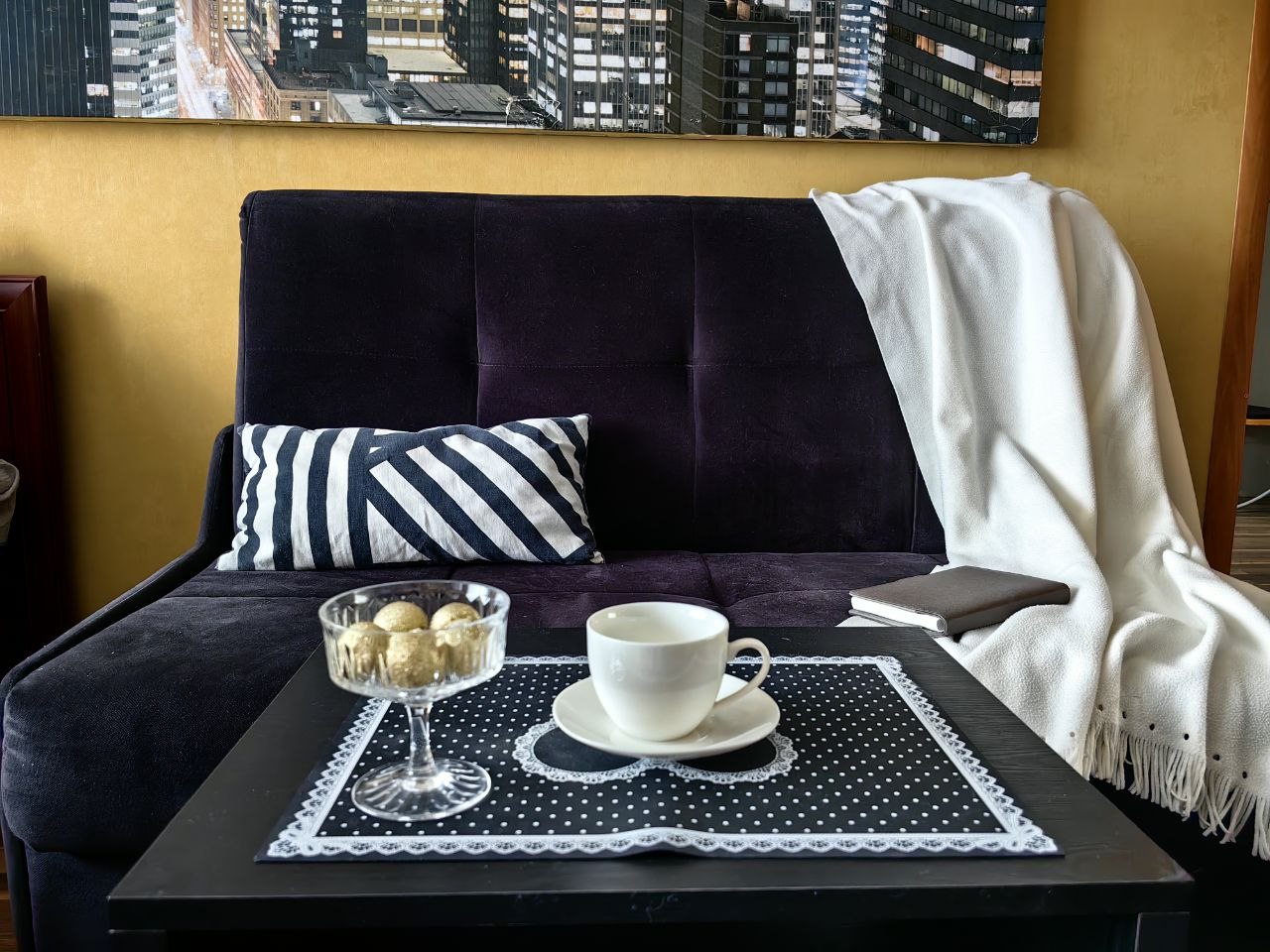 Двухместный раскладной диван.