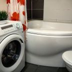 Ванна широкая и удобная, необычной изогнутой формы.