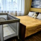 Детская кровать-манеж предоставляется по запросу.