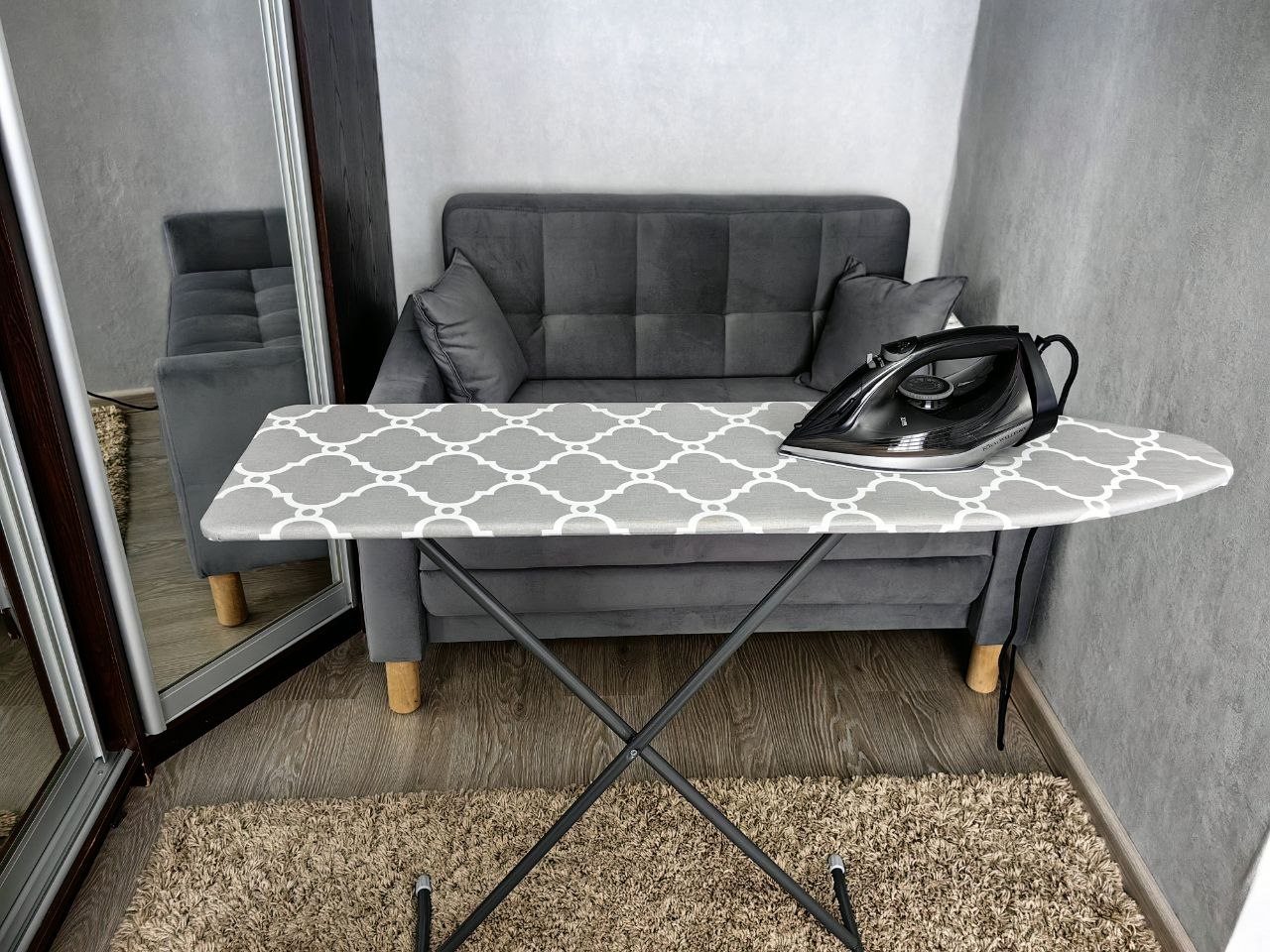 Гладильная доска и утюг.