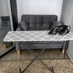 Гладильная доска и утюг.