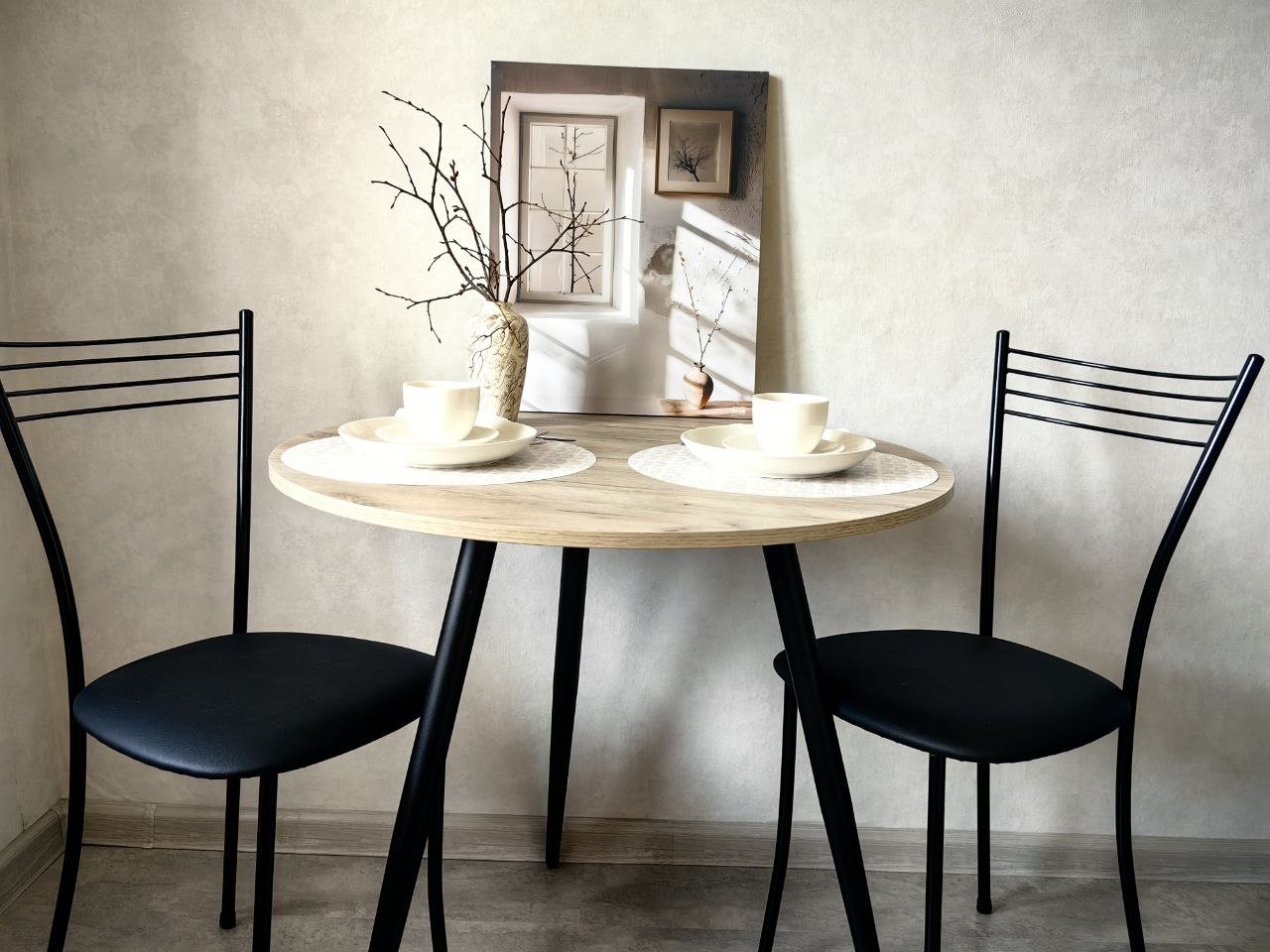 Обеденный стол на кухне.