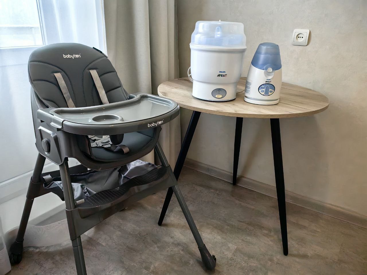 Стульчик для кормления предоставляется по запросу.