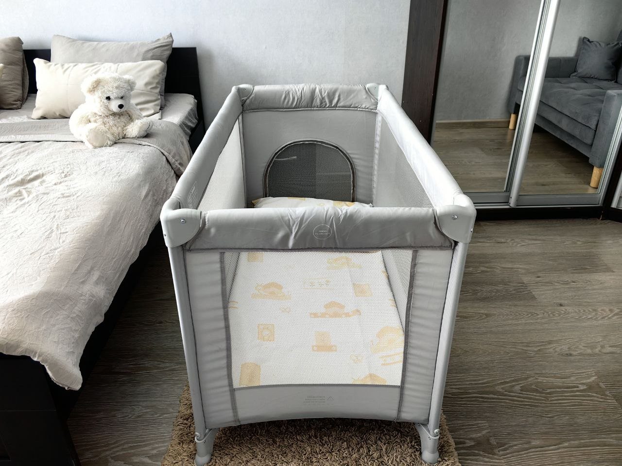 Детская кроватка-манеж предоставляется по запросу.