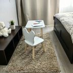 Детский стол и стул предоставляется по запросу.