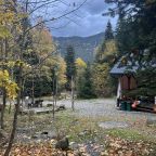 В центре участка мангальная и костровая зоны