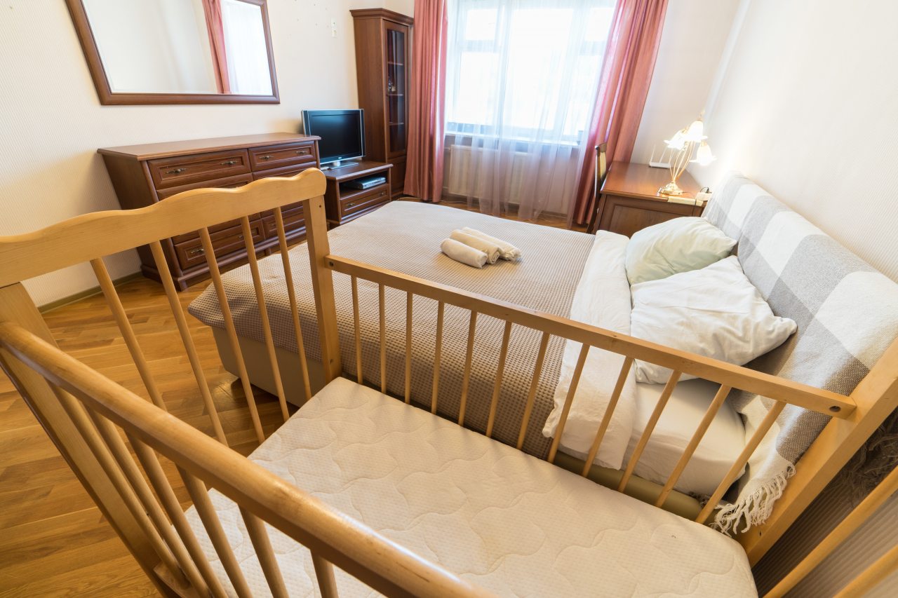 Детская кроватка, Апартаменты У Доктрины