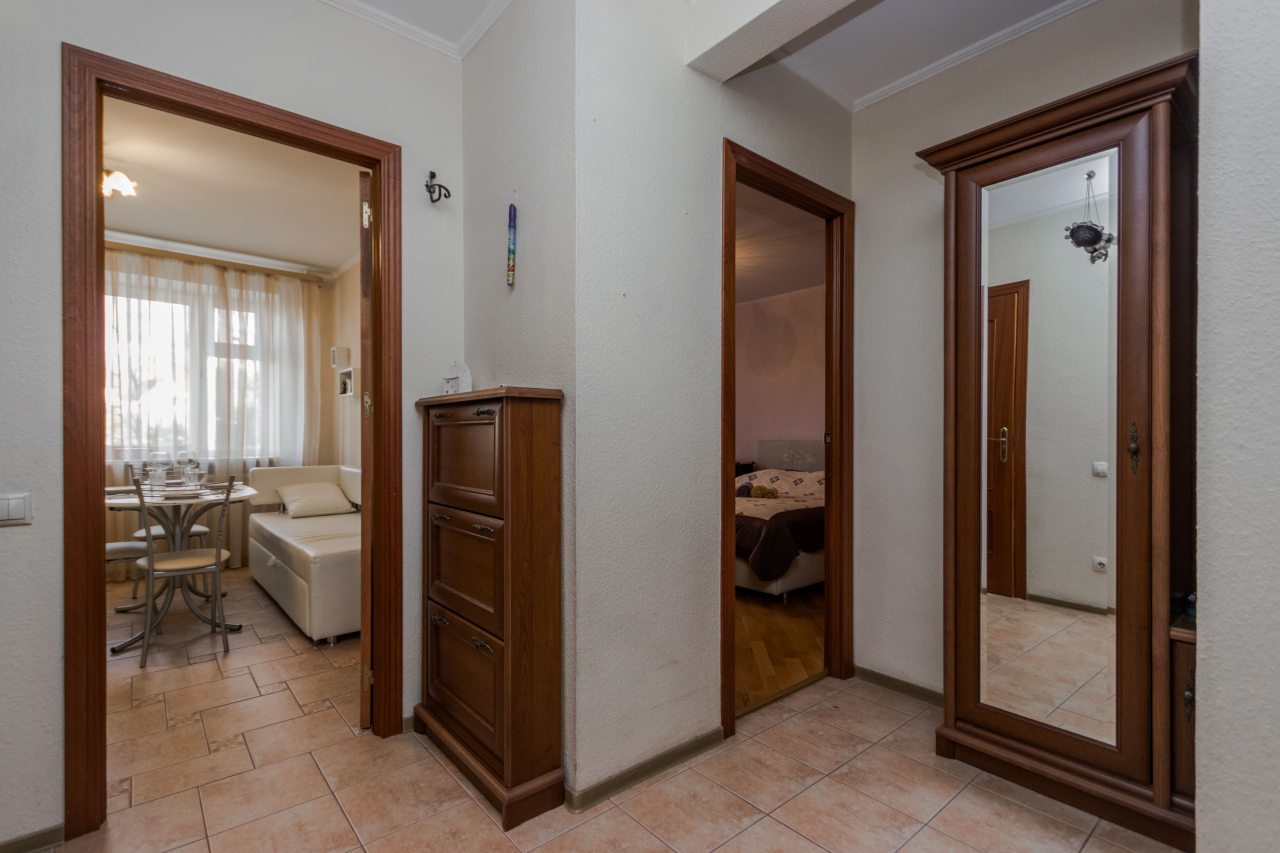 Трёхместный и более (Апартаменты у Доктрины), Апартаменты У Доктрины