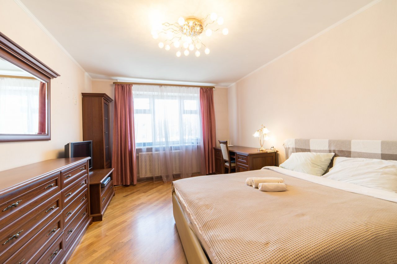 Трёхместный и более (Апартаменты у Доктрины), Апартаменты У Доктрины