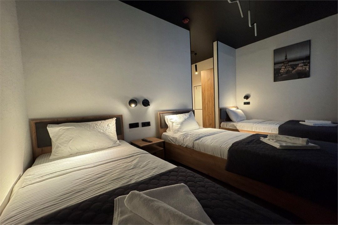 Трёхместный и более (Трехместный номер с тремя односпальными кроватями), Мини-отель THouse