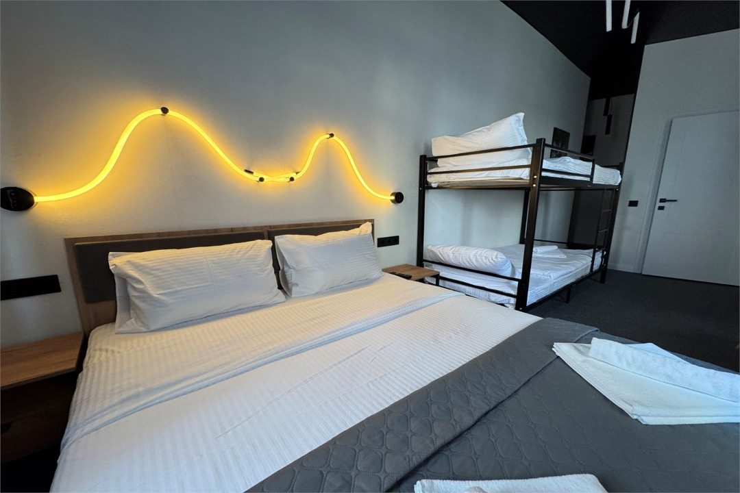 Четырехместный (Четырехместный номер с кроватью размера 