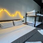 Четырехместный (Четырехместный номер с кроватью размера "King-size" и двухъярусной кроватью), Мини-отель THouse