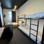 Четырехместный (Четырехместный номер с кроватью размера "King-size" и двухъярусной кроватью), Мини-отель THouse