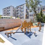 Детская площадка с безопасным покрытием, Апартаменты МореСолнцеАпарт в ЖК Море