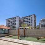 Детская площадка с безопасным покрытием, Апартаменты МореСолнцеАпарт в ЖК Море