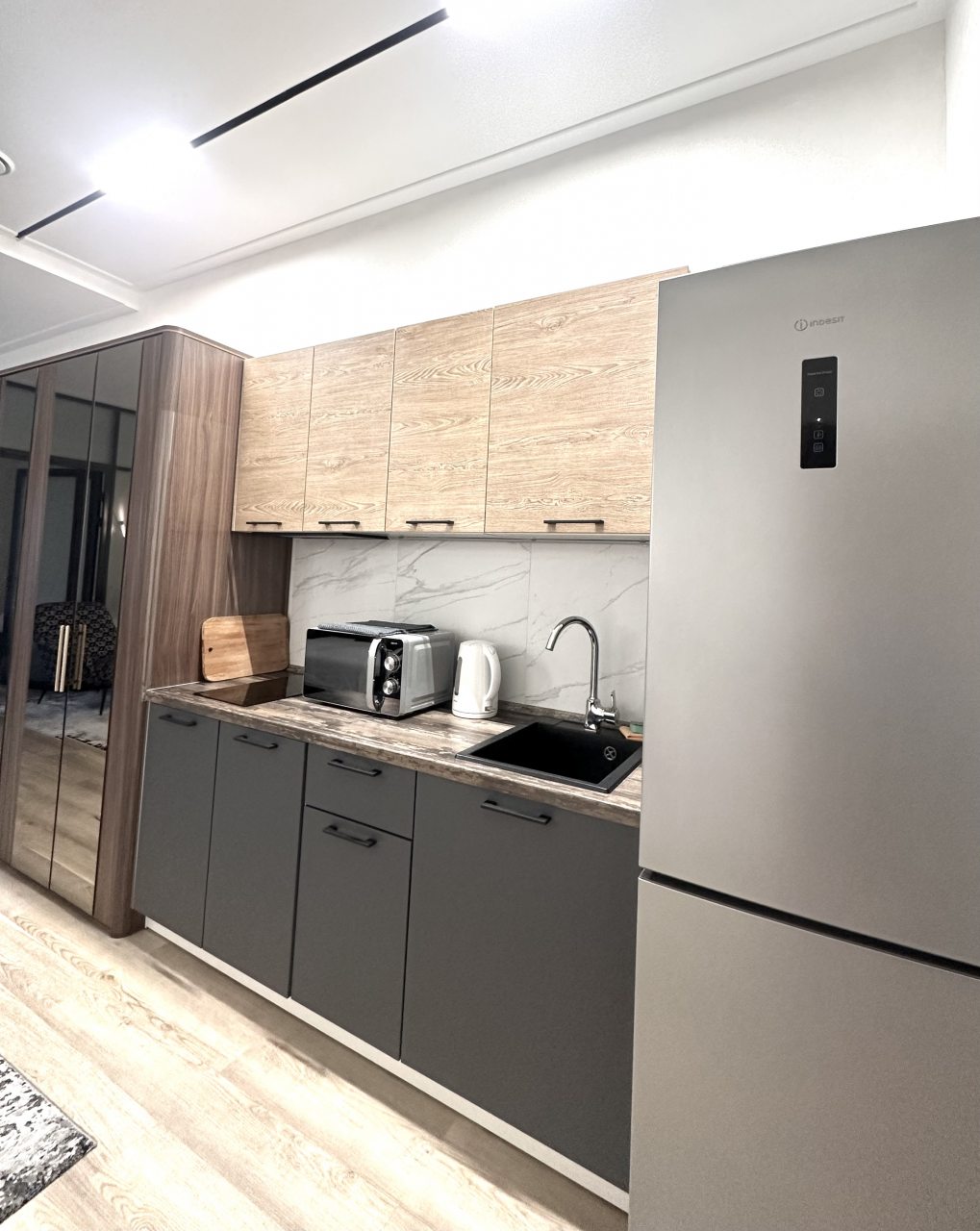 Апартаменты (Апартаменты комфорт), Апартаменты Комфорт Актер Гэлакси