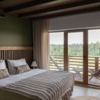 В номере: рабочая зона, проектор, вода, чайник и сейф.