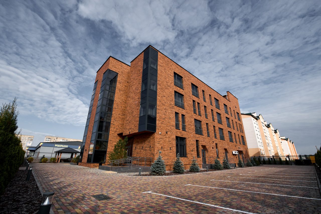 Частная парковка во дворе гостиницы