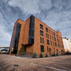 Частная парковка во дворе гостиницы