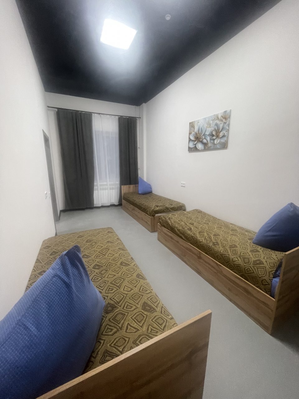 Четырехместный, Хостел Эдем