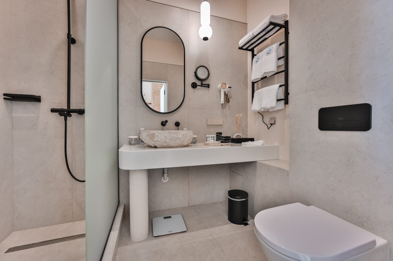 Просторная душевая, раковина выполнена из натурального камня