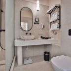 Просторная душевая, раковина выполнена из натурального камня