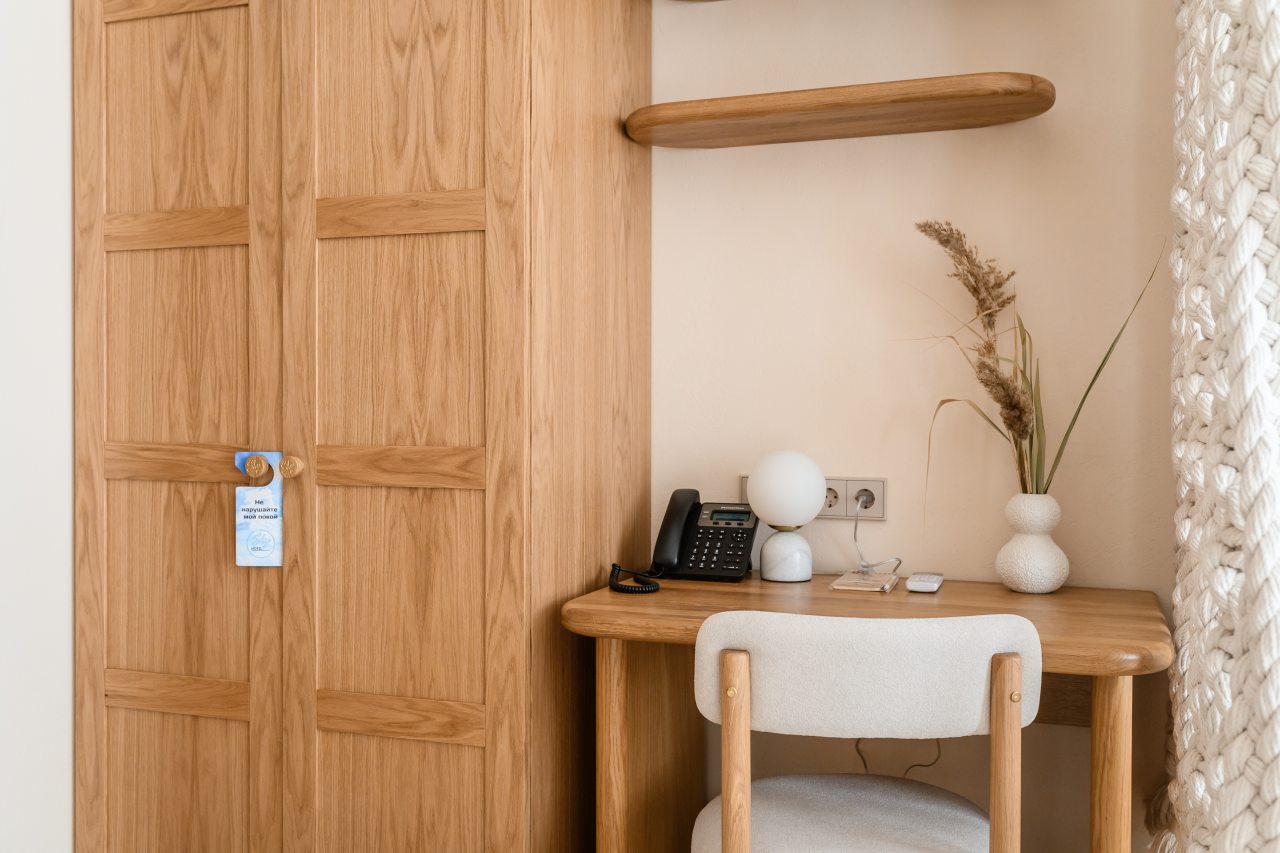 Мебель выполнена из натурального дуба.