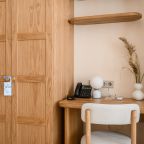 Мебель выполнена из натурального дуба.