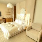 Номер оснащен дорогой мебелью