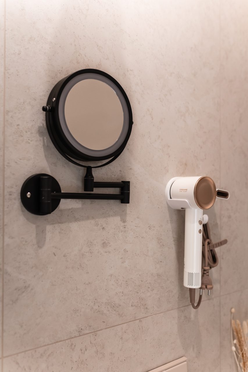 В номере есть все необходимое для поддержания красоты