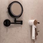 В номере есть все необходимое для поддержания красоты