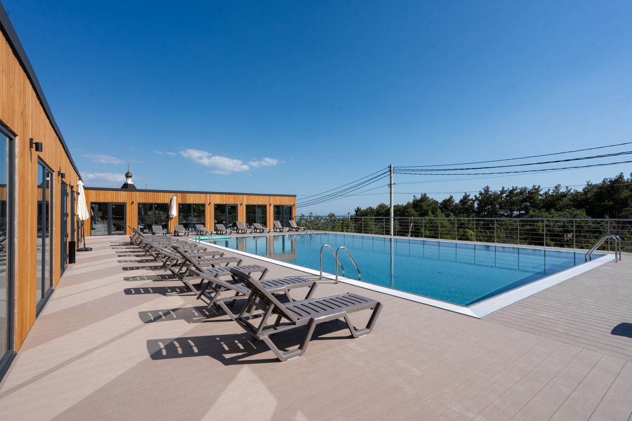 Бассейн с подогревом, База отдыха Green Village