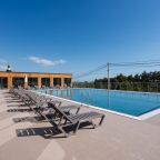 Бассейн с подогревом, База отдыха Green Village