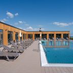 Бассейн с подогревом, База отдыха Green Village