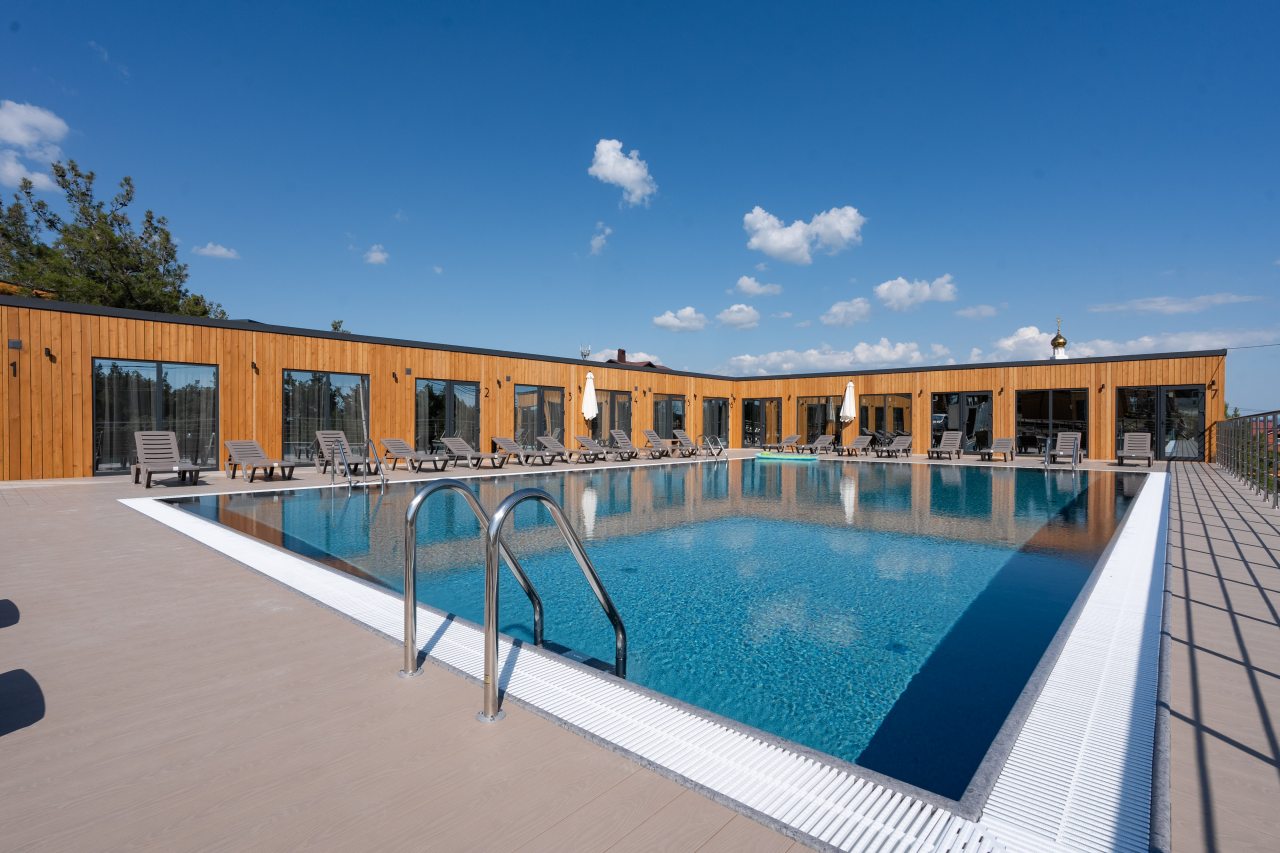 Бассейн с подогревом, База отдыха Green Village