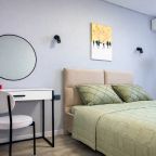 Широкая двуспальная кровать и туалетный столик