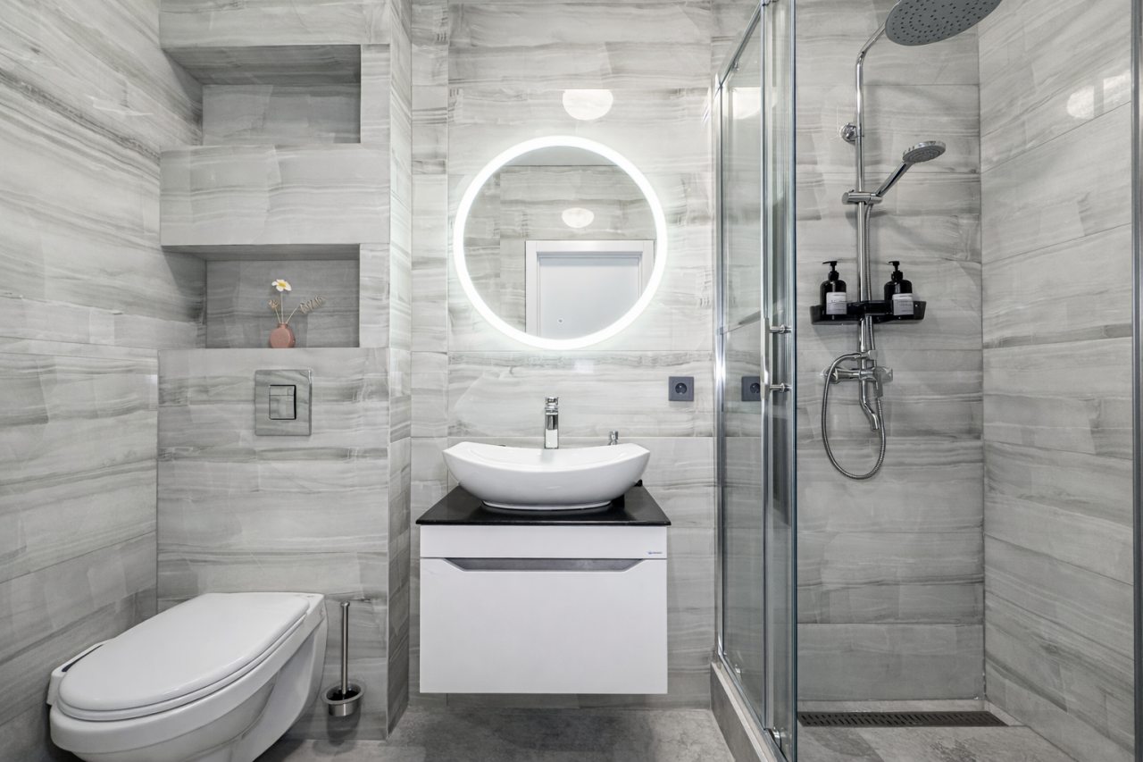 Душевая кабина, стиральная машина