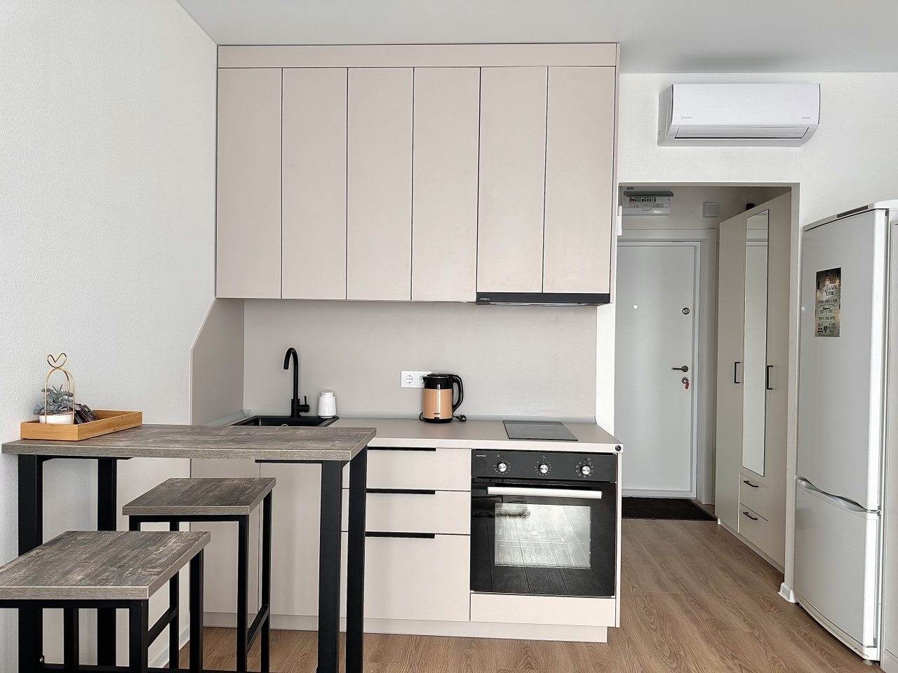 Апартаменты (Студия VV Apart  в 10 минутах от метро Котельники на Лётчика Ларюшина 2), Апартаменты VV Apart на улице Летчика Ларюшина 2