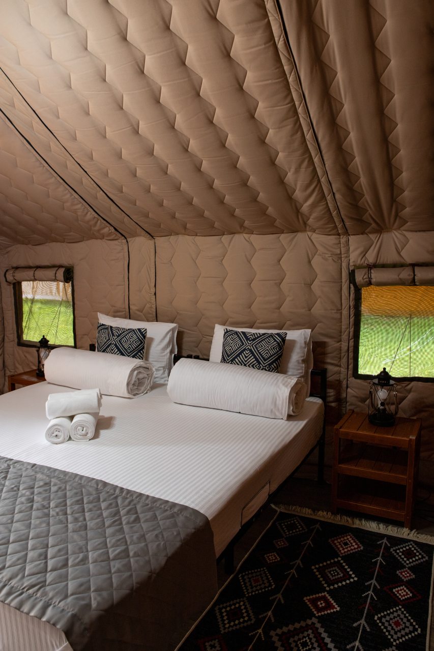 двуспальная кровать и общий вид комнаты сафари-тента