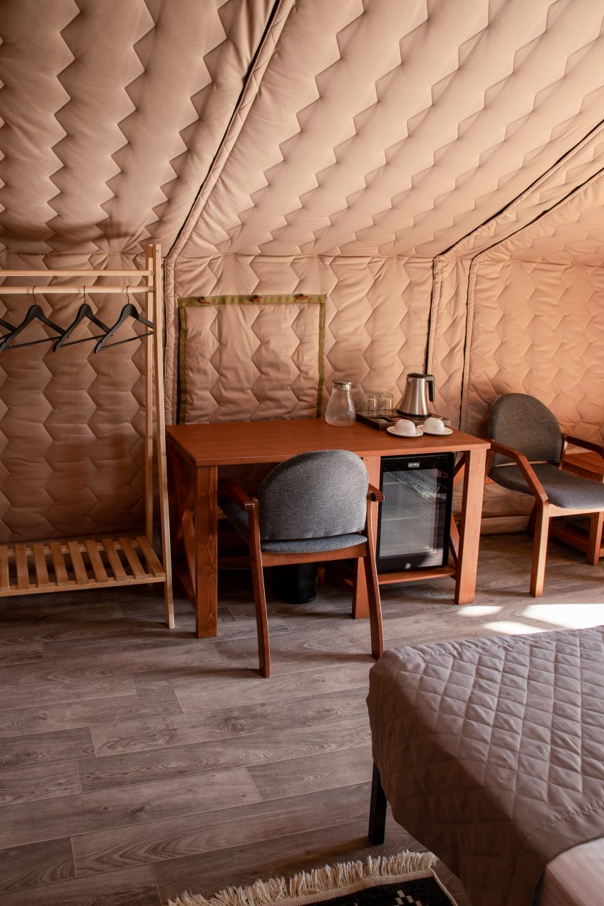 чайная станция, хранение вещей, мини-бар в сафари-тенте