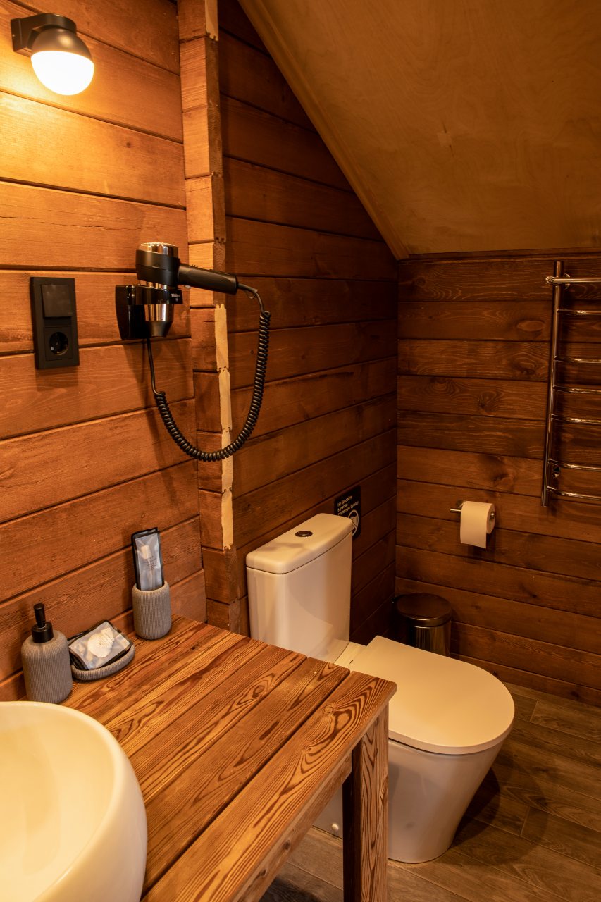 санузел сафари-тента, фен и принадлежности для душа