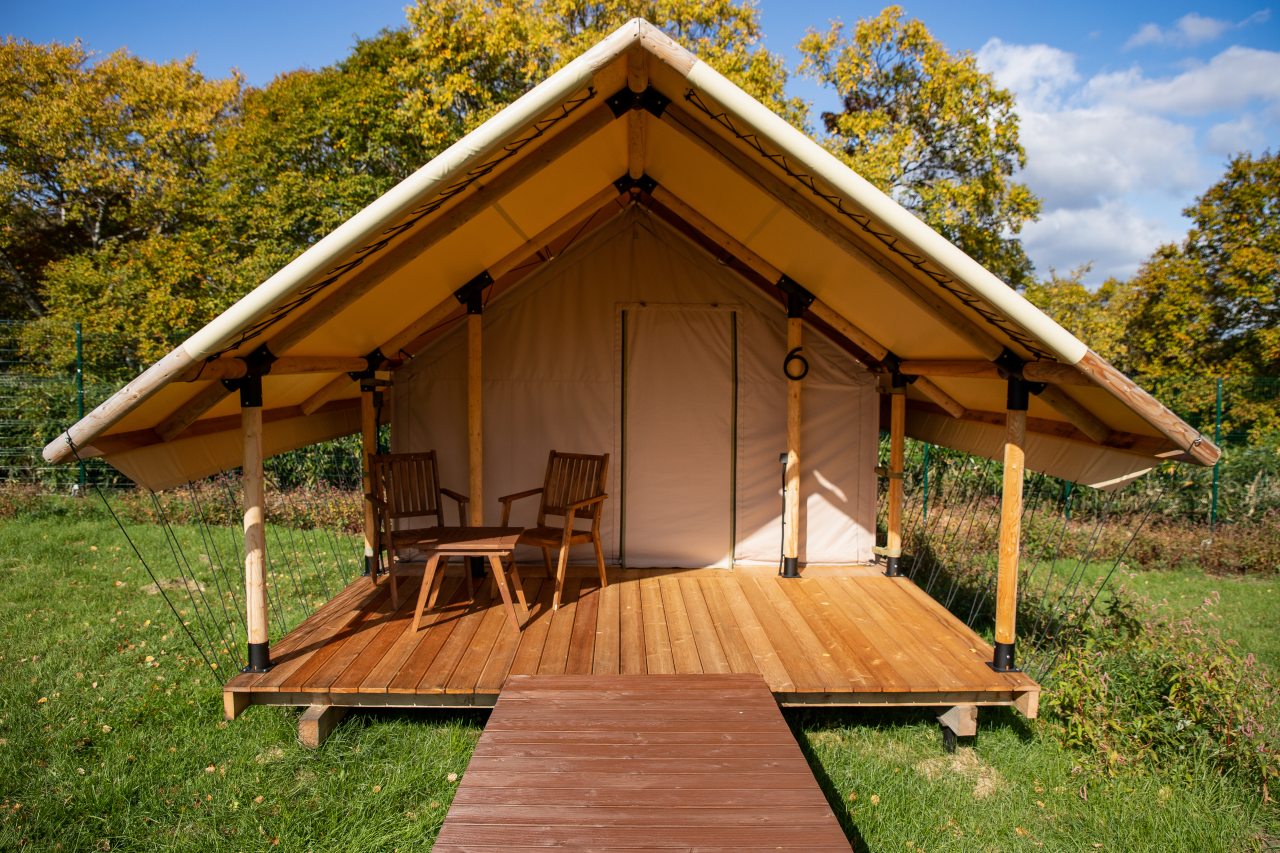 личная терраса сафари-тента с уличной мебелью