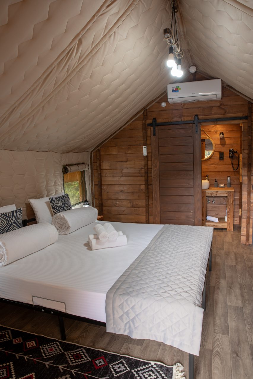 общий вид внутреннего убранства сафари-тента