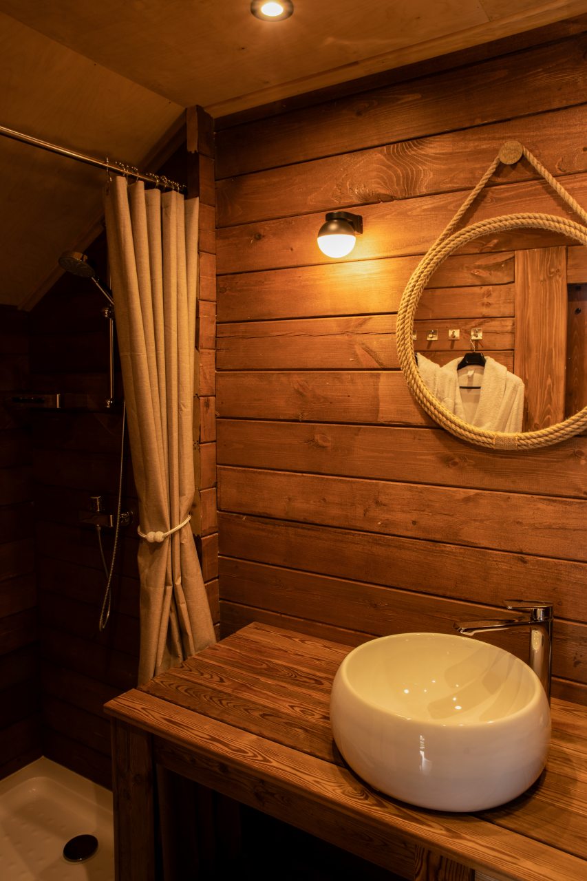 собственная ванная комната в каждом сафари-тенте